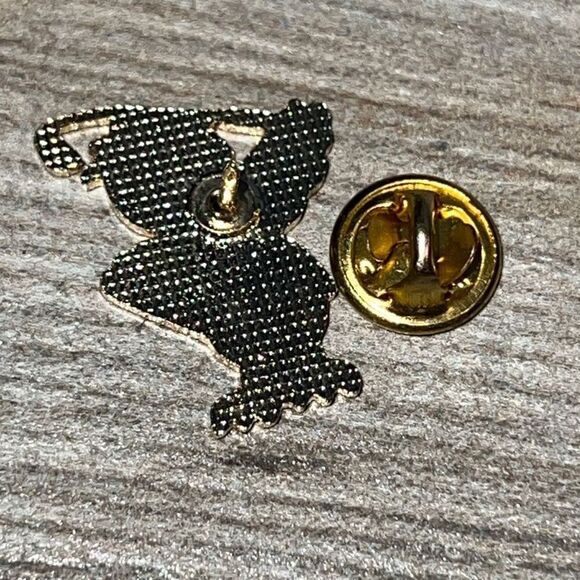 Blue & Silver Tone Bird Birdie Holding Golf Club Collectible Sports Lapel Pin - Picture 6 of 6